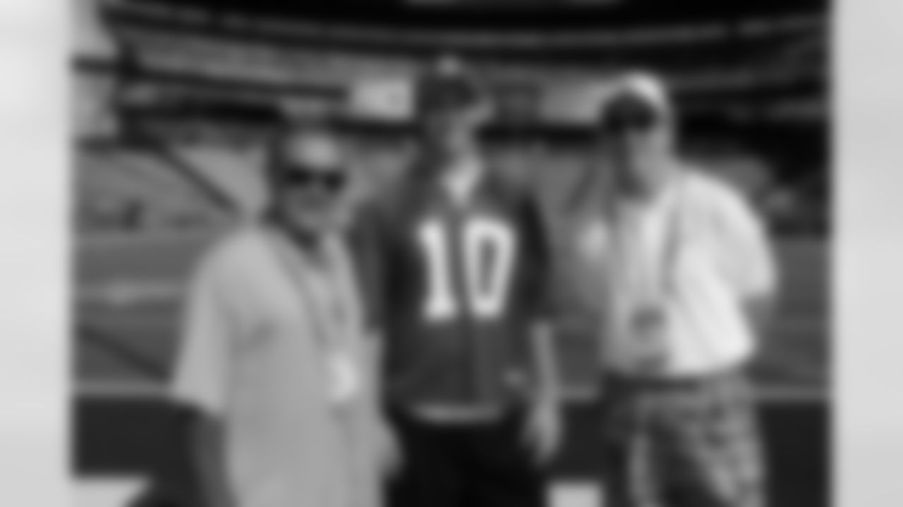 (L-R) NBC Sports game analyst Al Michaels poses for a photo with quarterback Eli Manning #10 of the New York Giants and father Archie Manning prior to the 2009 NFL Pro Bowl against the AFC All-Stars at Aloha Stadium on February 8, 2009 in Honolulu, Hawaii. The NFC defeated the AFC 30-21. (AP Photo/Paul Spinelli)