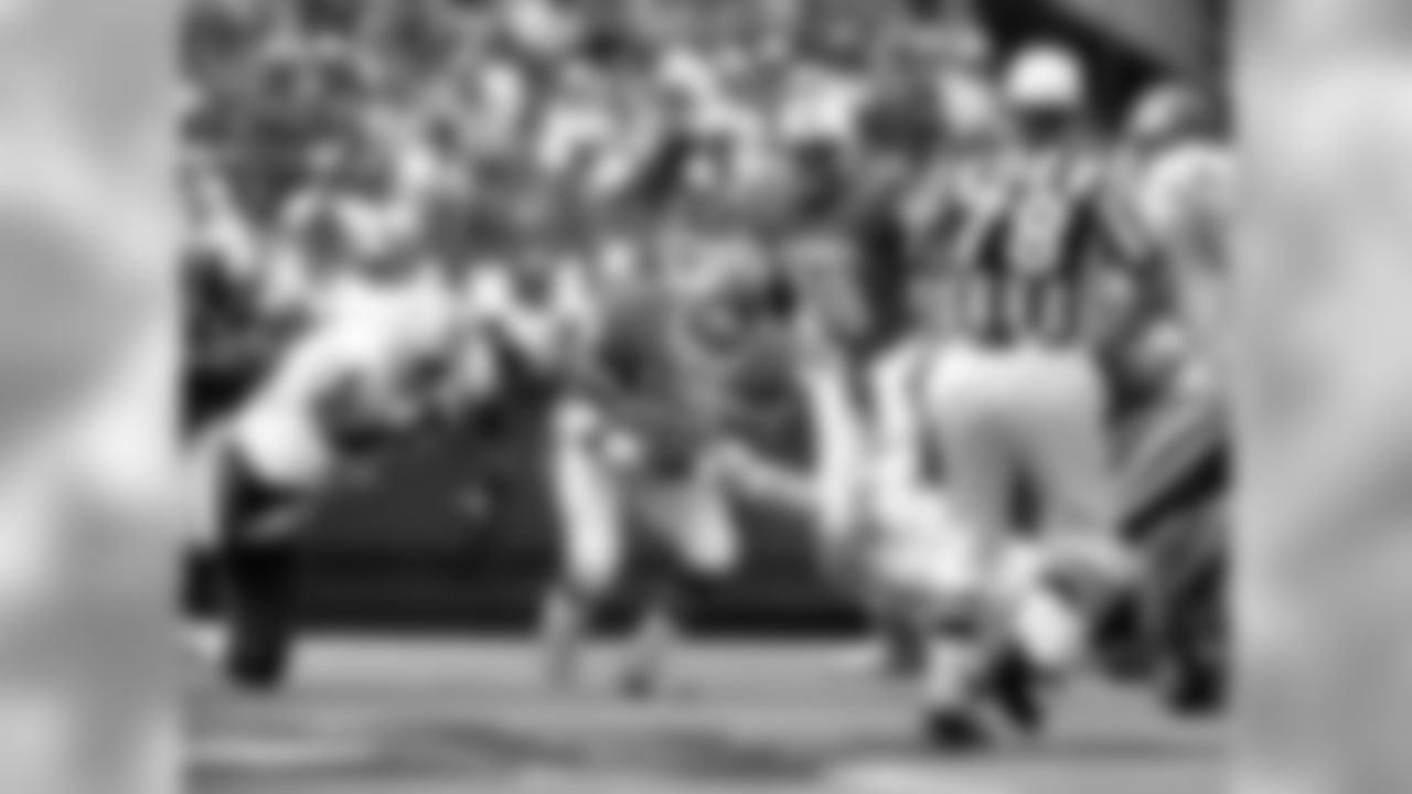 NFC running back Joe Morris of the New York Giants carries the football during the NFC's 28-24 victory over the AFC in the 1986 NFL Pro Bowl played on February 2, 1986 at Aloha Stadium in Honolulu, Hawaii. (AP Photo/NFL Photos)
