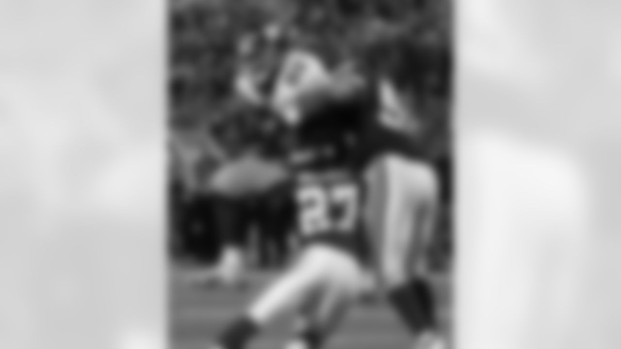 Minnesota Vikings' Brian Russell (27) and Chris Claiborne tackle New York Giants tight end Visanthe Shiancoe (82) as he pulls in a five-yard pass from Kurt Warner. The catch set up a two-yard touchdown run by Michael Cloud in the fourth quarter Sunday, Oct. 31, 2004 in Minneapolis. The Giants beat the Vikings 34-13. (AP Photo/Jim Mone)
