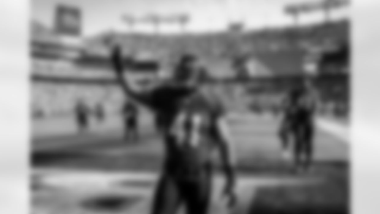 DB/LB Anthony Levine Sr.